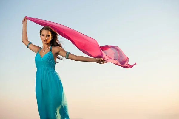 Bella giovane donna wtih sciarpa rossa — Foto Stock