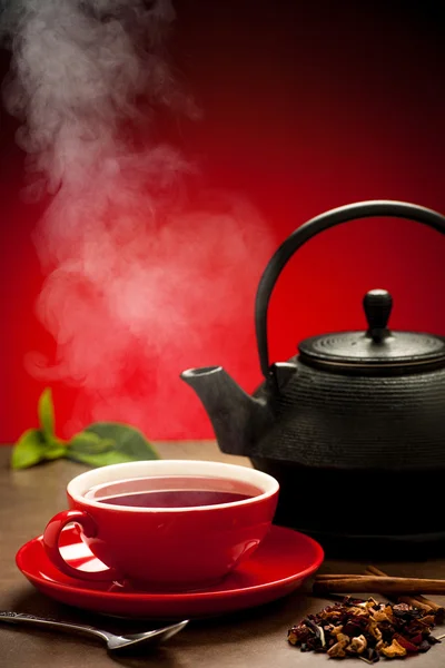 Tetera y té taza arangement en una mesa — Foto de Stock