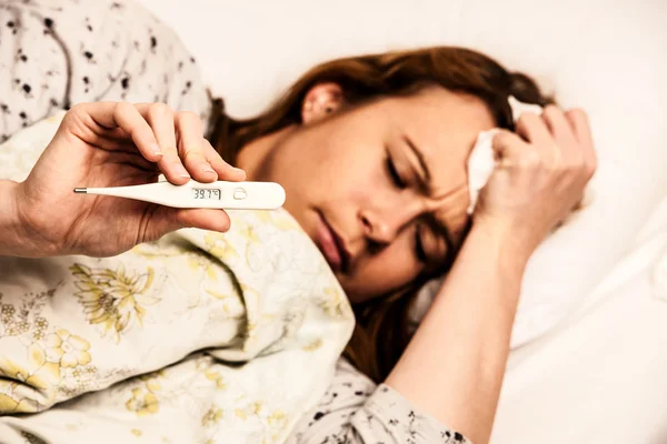 Mulher verificando feaver com termomether digital menina com gripe — Fotografia de Stock