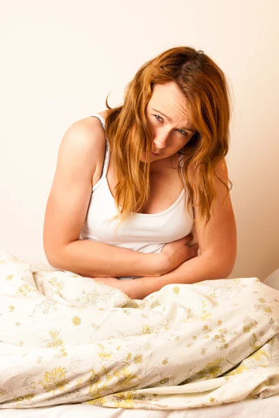 Vrouw gevoel ziek met buikpijn in bed - pijn in maag — Stockfoto