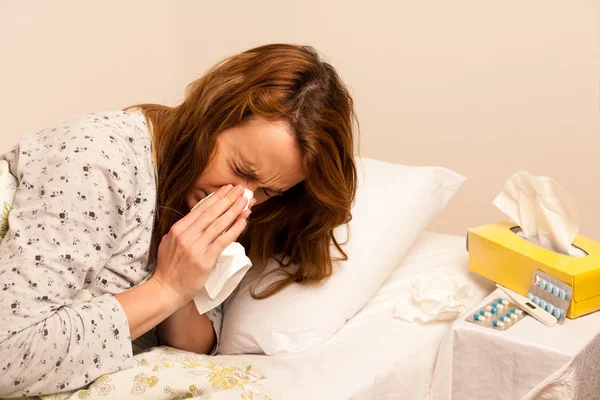 Mujer revisando pluma con termométer digital chica con gripe —  Fotos de Stock