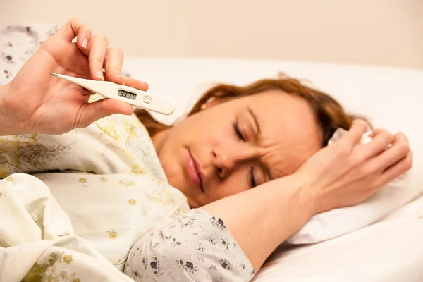 Mulher verificando feaver com termomether digital menina com gripe — Fotografia de Stock