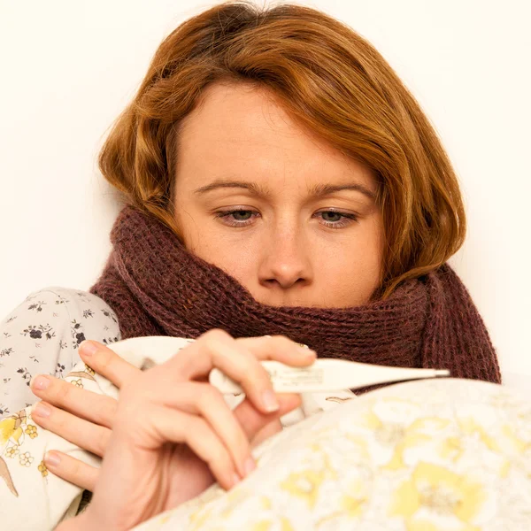 Vrouw controleren goudkoorts met digitale termomether meisje met griep — Stockfoto