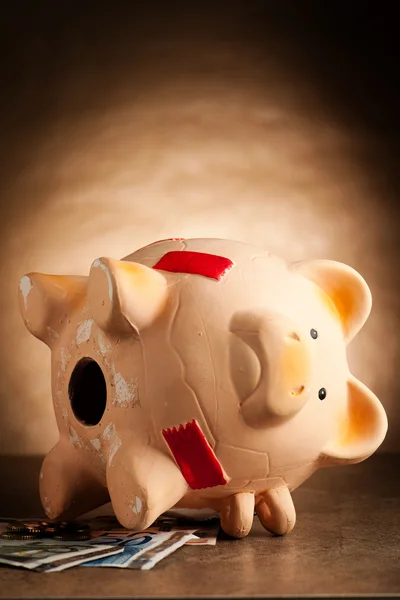 Piggy banco com dinheiro e martelo — Fotografia de Stock
