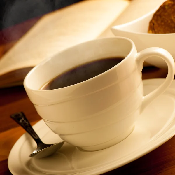Copa de delicioso café negro en una mesa de madera — Foto de Stock