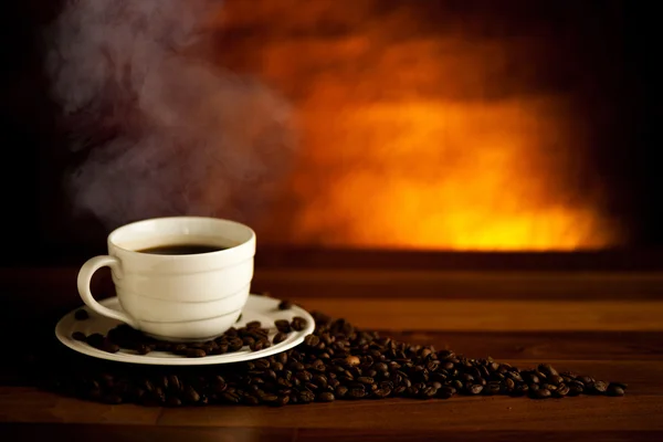 Kop lækker sort kaffe på et træbord - Stock-foto