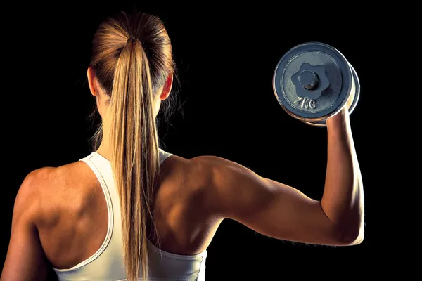 Chica fitness - atractiva mujer joven haciendo ejercicio con pesas —  Fotos de Stock