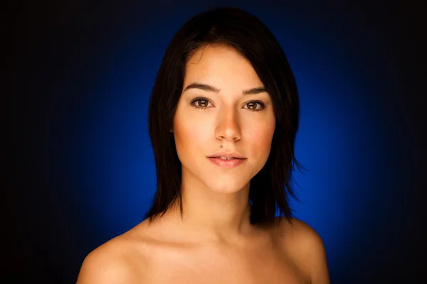 Karanlık studio backgrou çekici Asyalı kız Güzellik Portresi — Stok fotoğraf