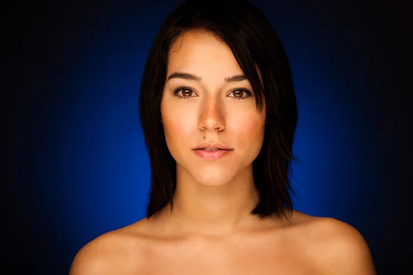 어두운 스튜디오 backgrou에 매력적인 아시아 여자의 아름다움 초상 — 스톡 사진