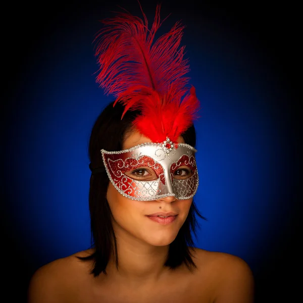 Gyönyörű fiatal nő, velencei karneváli maszk stúdió portré — Stock Fotó