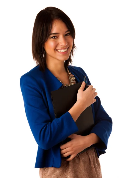 Atractivo asiático caucásico mujer de negocios sosteniendo una carpeta en él — Foto de Stock