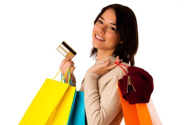 Aantrekkelijke Aziatische Kaukasische vrouw met shopping tassen en credit c — Stockfoto