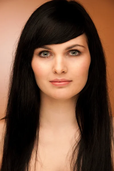 Красивый портрет красивой женщины с черными волосами и голубыми глазами — стоковое фото