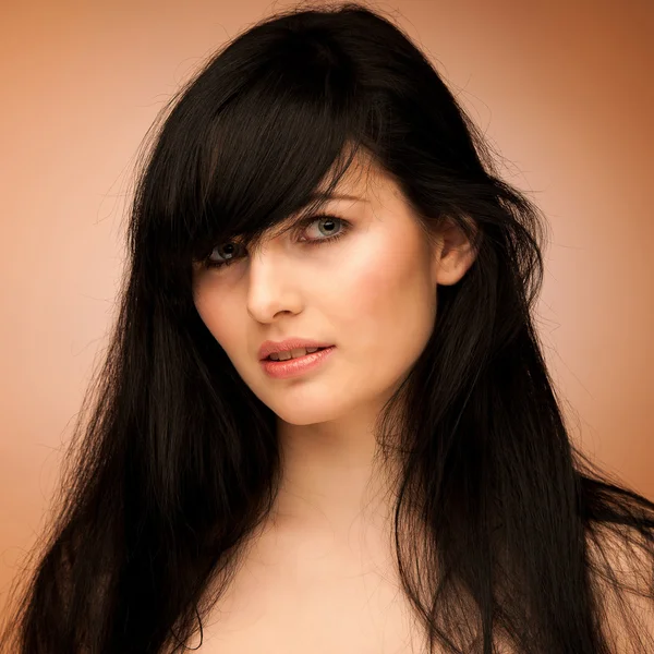 黒い髪と青い目を持つ美しい女性の美しさの肖像画 — ストック写真