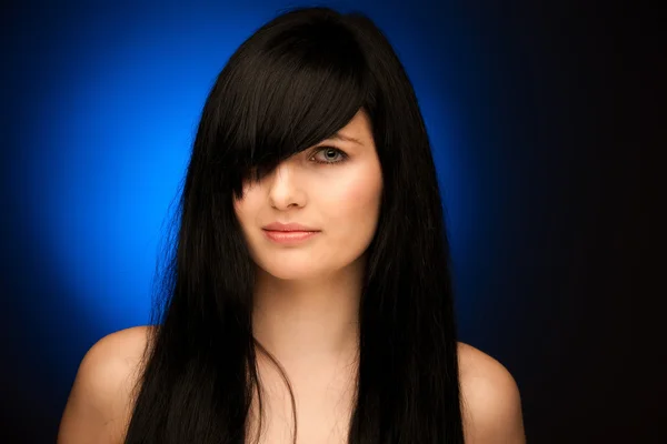 Szép nő, a fekete hajat és kék szemet szépség portréja — Stock Fotó