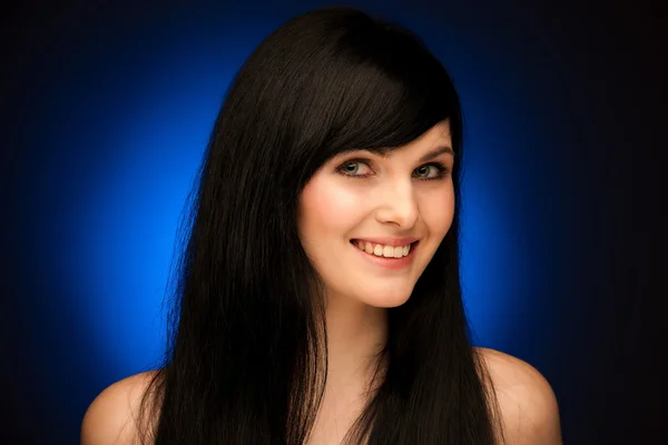 Ομορφιά πορτρέτο του όμορφη γυναίκα, με μαύρα μαλλιά και μπλε μάτια — Φωτογραφία Αρχείου