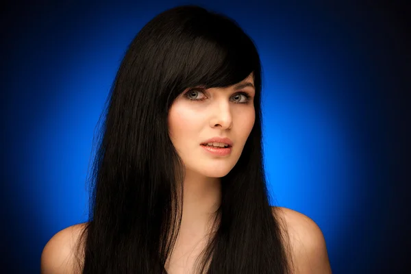 Siyah saçlı ve mavi gözlü güzel kadın Güzellik Portresi — Stok fotoğraf