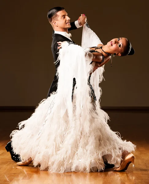 Salão de baile profissional casal de dança pré-formar uma dança exposição — Fotografia de Stock