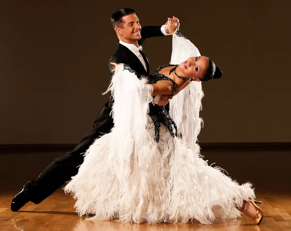 Salão de baile profissional casal de dança pré-formar uma dança exposição — Fotografia de Stock