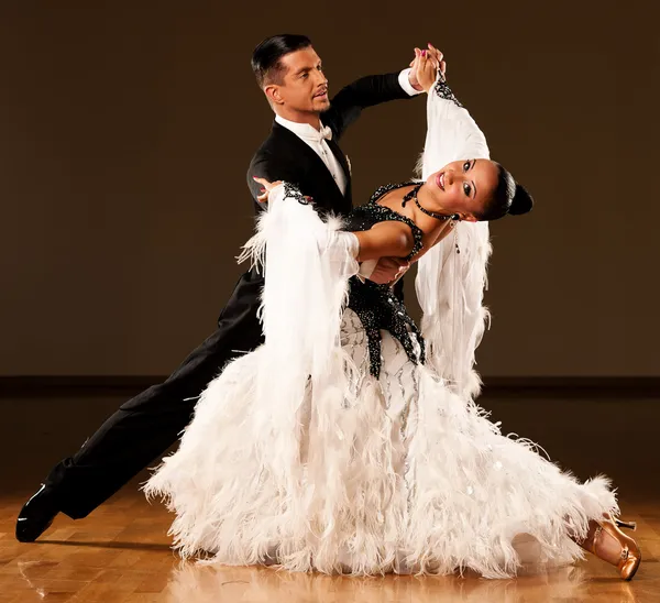 Pareja de baile de salón profesional preforman una danza de exposición —  Fotos de Stock