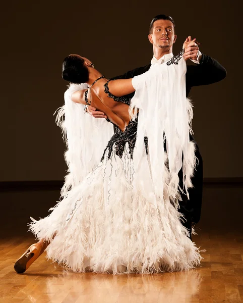 Salão de baile profissional casal de dança pré-formar uma dança exposição — Fotografia de Stock