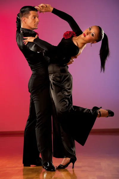 Professional ballroom dance couple preform an exhibition dance — Stock Photo, Image