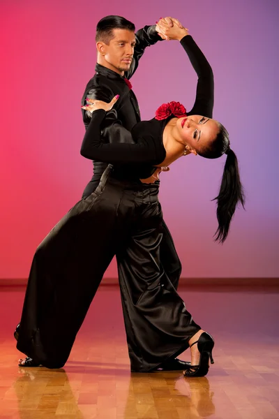 Professionale balli da sala coppia preformare una mostra di danza — Foto Stock
