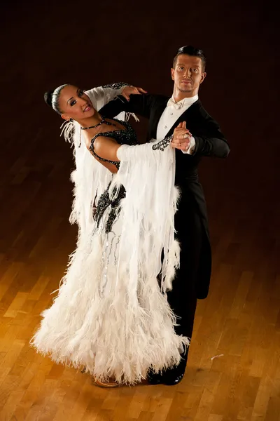Профессиональная танцевальная пара готовит выставочный танец — стоковое фото