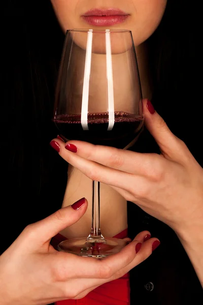 Vacker ung kvinna som håller ett glas rött vin — Stockfoto