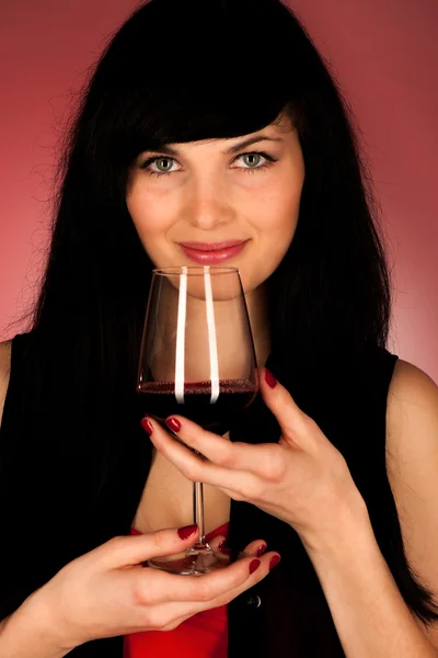 漂亮的年轻女子手里拿着一杯红酒 — 图库照片
