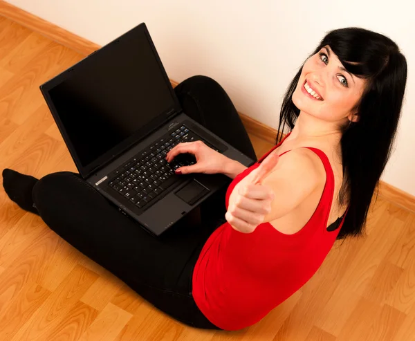 Jeune belle femme travaillant sur ordinateur portable — Photo