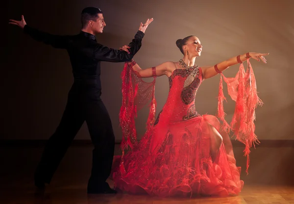 Salão de baile profissional casal de dança pré-formar uma dança exposição — Fotografia de Stock