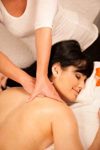 Beautiful young woman enjoing a massage treatment in wellness — Stock Photo, Image