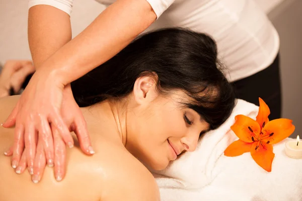 Mooie jonge vrouw enjoing een massagebehandeling in Wellness- — Stockfoto