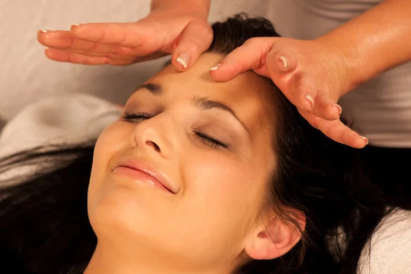 Mulher fazendo tratamento de massagem facial no bem-estar — Fotografia de Stock