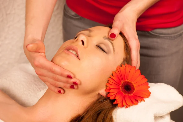 Kvinna med ansiktet massagebehandling i wellness — Stockfoto