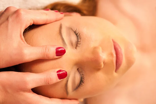 Mulher fazendo tratamento de massagem facial no bem-estar — Fotografia de Stock