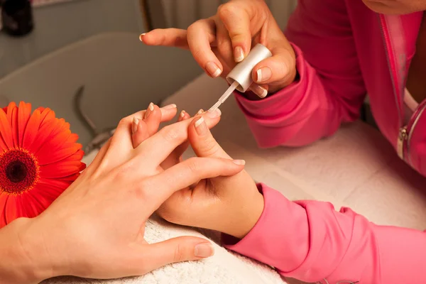 Tratamento de mão - manicure — Fotografia de Stock