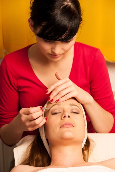 Femme ayant un traitement de la peau du visage en bien-être — Photo