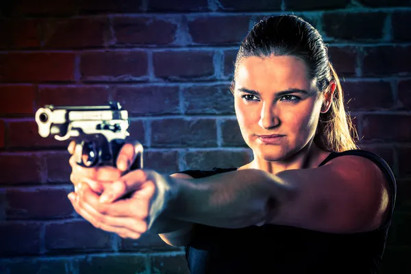 위험한 여자 테러리스트 그녀의 한에 총을 가진 검은 옷을 입고 — 스톡 사진