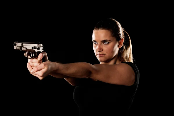 위험한 여자 테러리스트 그녀의 한에 총을 가진 검은 옷을 입고 — 스톡 사진