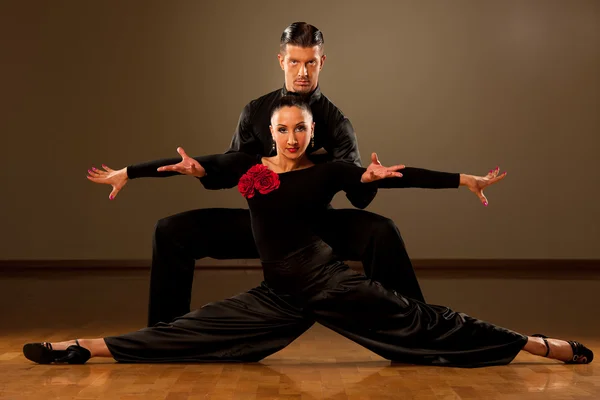 Профессиональная танцевальная пара готовит выставочный танец — стоковое фото