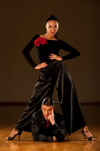 Salão de baile profissional casal de dança pré-formar uma dança exposição — Fotografia de Stock