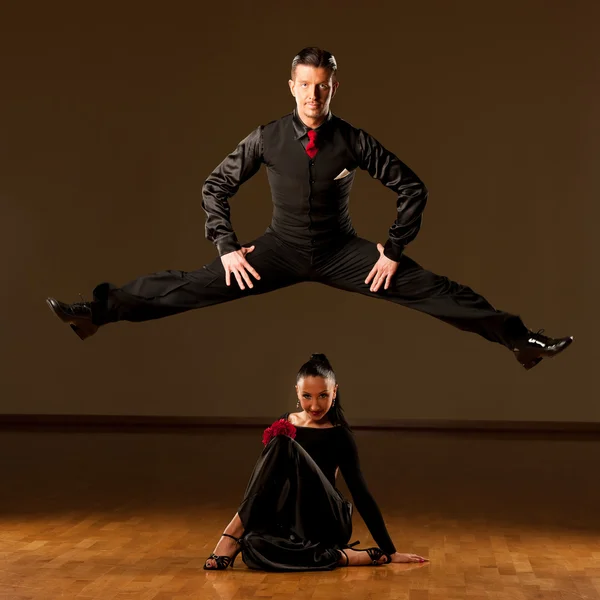 Professional ballroom dance couple preform an exhibition dance — Stock Photo, Image