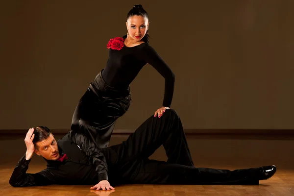 Professional ballroom dance couple preform an exhibition dance — Stock Photo, Image