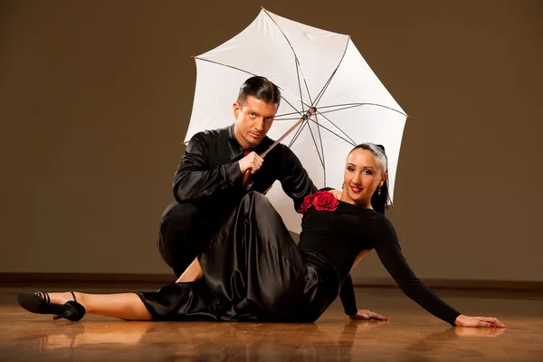 Professional ballroom dance couple preform an exhibition dance — Stock Photo, Image