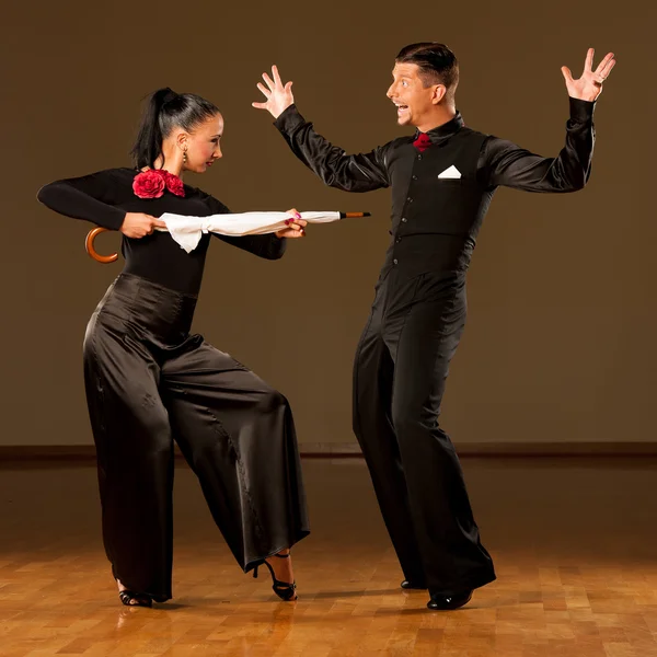 Pasangan dansa ballroom profesional melakukan pratinjau tarian eksibisi — Stok Foto