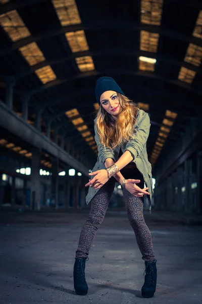 Hip hop dancer in an abandoned industrial hall — Stock Photo, Image