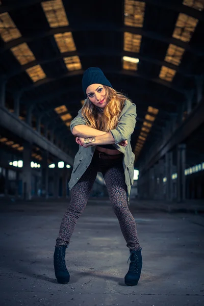 Hip hop dancer in an abandoned industrial hall — Stock Photo, Image