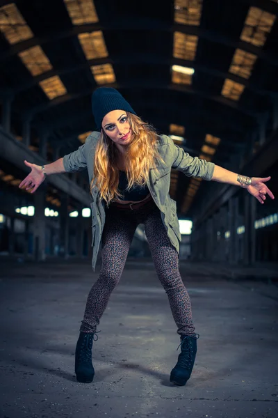 Bailarina de hip hop en una sala industrial abandonada — Foto de Stock